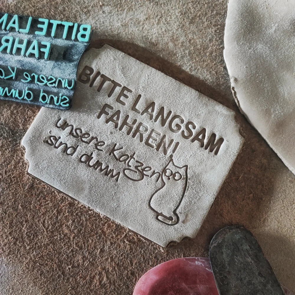 Bitte langsam fahren die Katzen sind dumm -Stempel - Spruchstempel