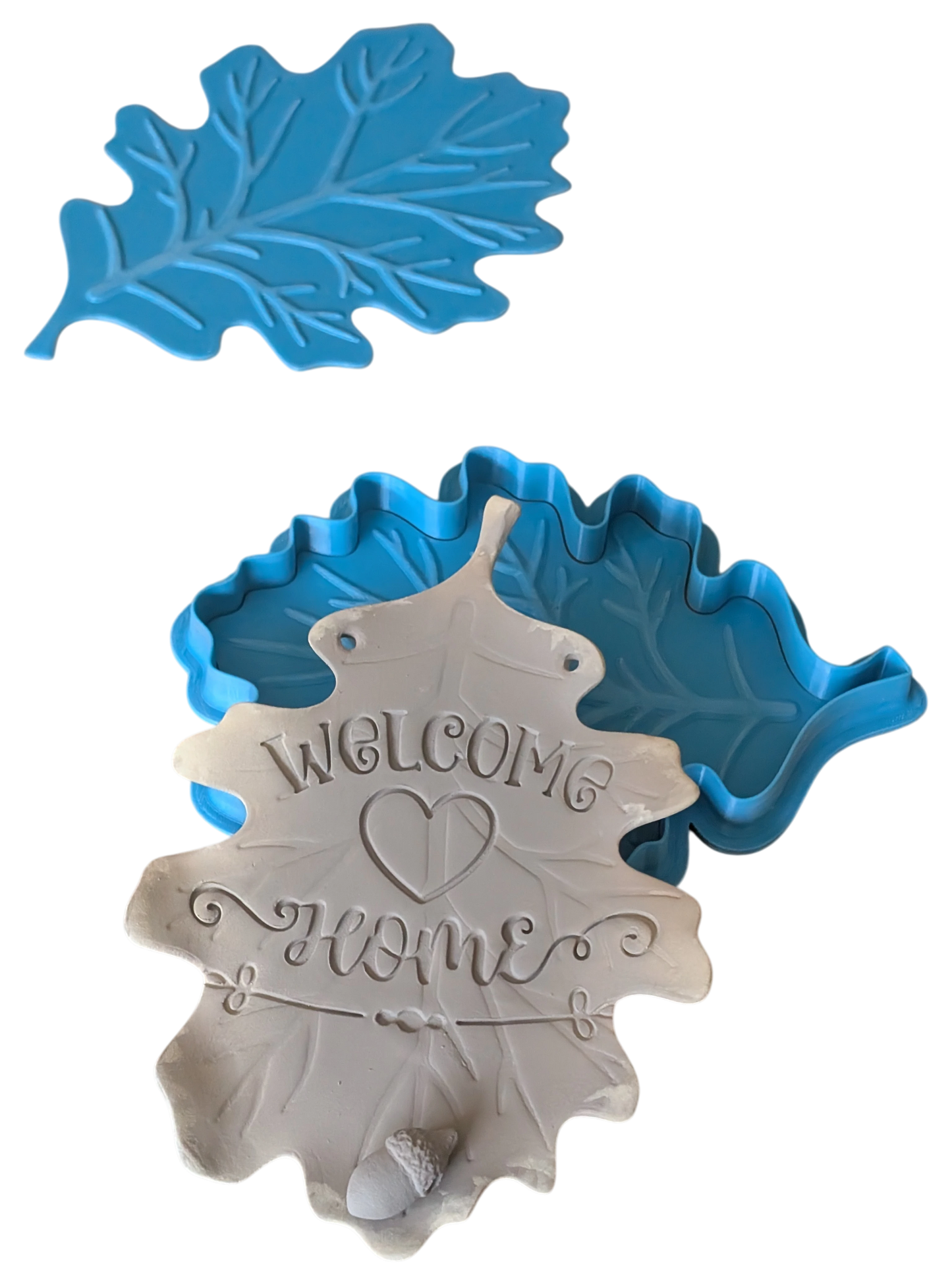 Türkisfarbenes Set aus Ausstecher und Prägestempel in Eichenblatt-Form für Keramik. Töpferwerkzeug zum einfachen Ausschneiden und Bestempeln von Ton.