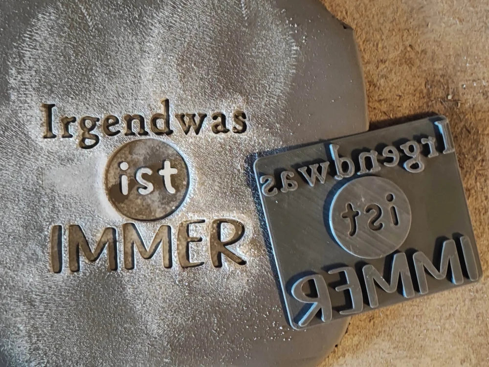 Irgendwas ist immer - Prägestempel mit Positionierungshilfe - Spruchstempel