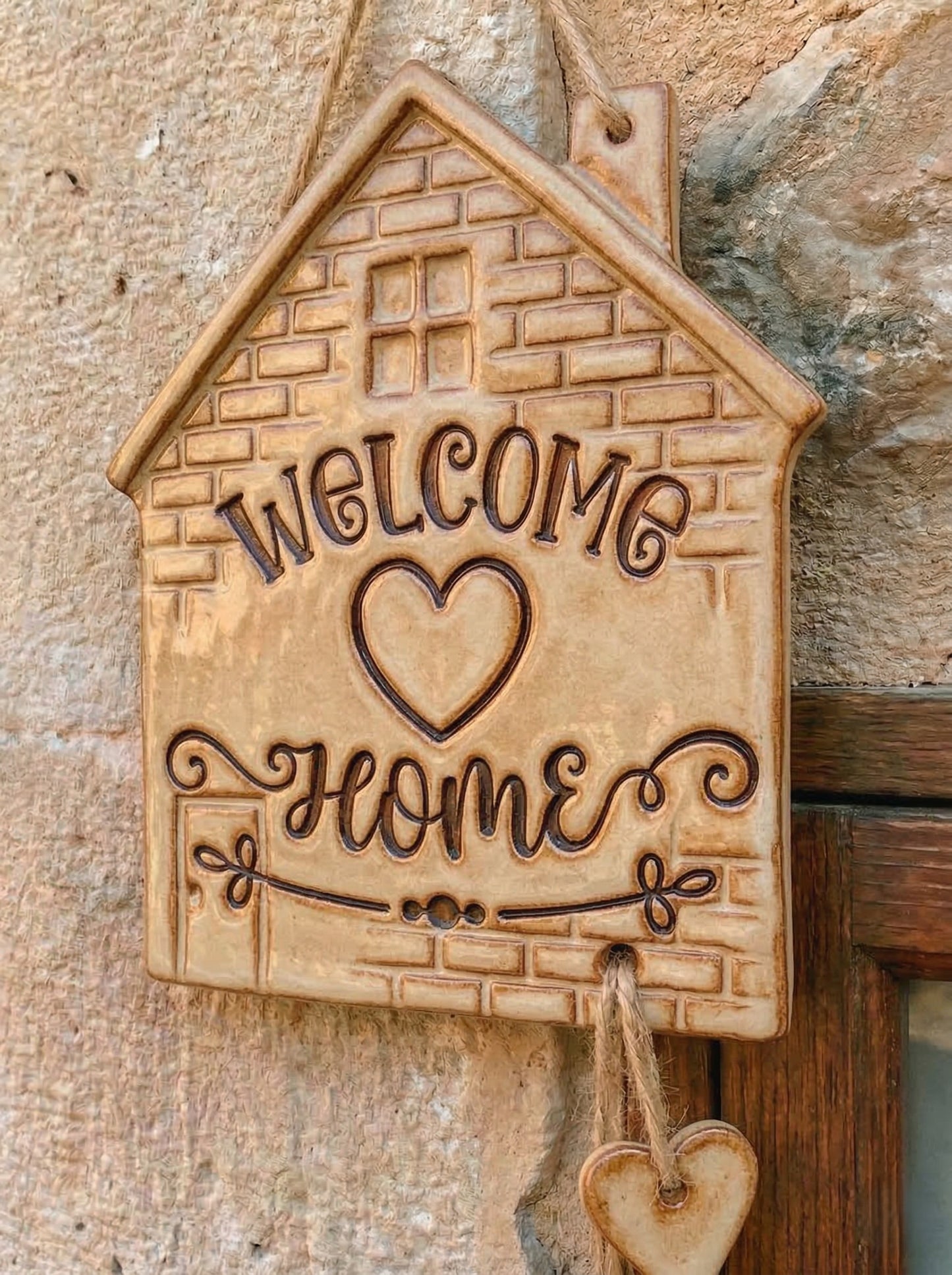 Glasiertes Keramikschild in Hausform mit eingestempeltem 'Welcome Home' Spruch. Eine kreative Töpfer-Idee für den Eingangsbereich.