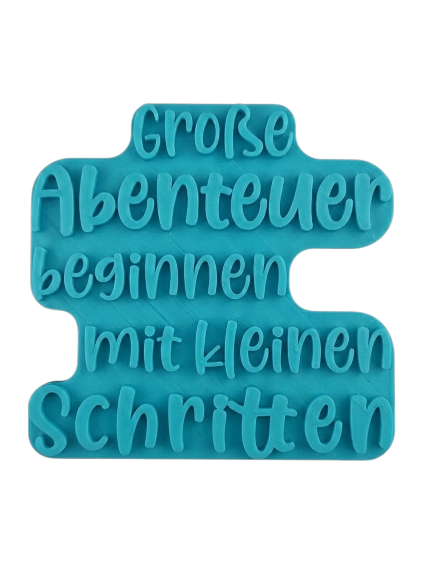 Blaugrüner Textstempel für Ton von MinseArt mit dem Abenteuer-Spruch. Hochwertiges Töpferwerkzeug für tiefe und saubere Prägungen in Keramik. Stabiler Stempel für DIY-Geschenke zur Geburt, Taufe oder zum Schulanfang.