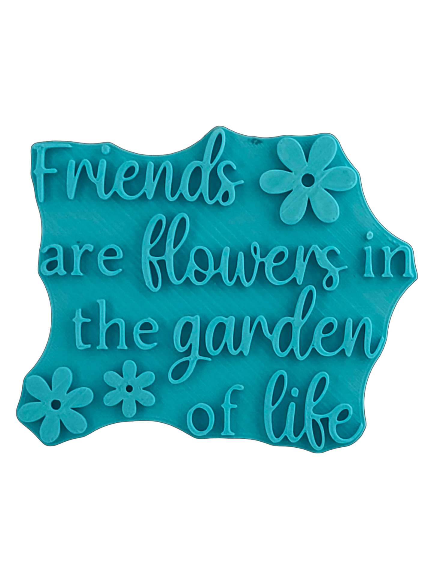 Blaugrüner Textstempel für Ton mit dem englischen Spruch 'Friends are flowers in the garden of life'. Hochwertiges Töpferwerkzeug mit Blumen-Motiven für saubere Prägungen in Keramik.