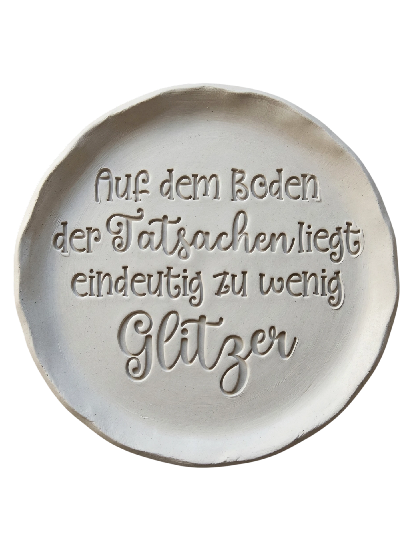 Präziser Stempelabdruck eines witzigen Spruchs in hellem Ton. Die verspielte Typografie erzeugt ein sauberes, tiefes Relief auf der runden Tonplatte – ideal für Deko-Projekte.