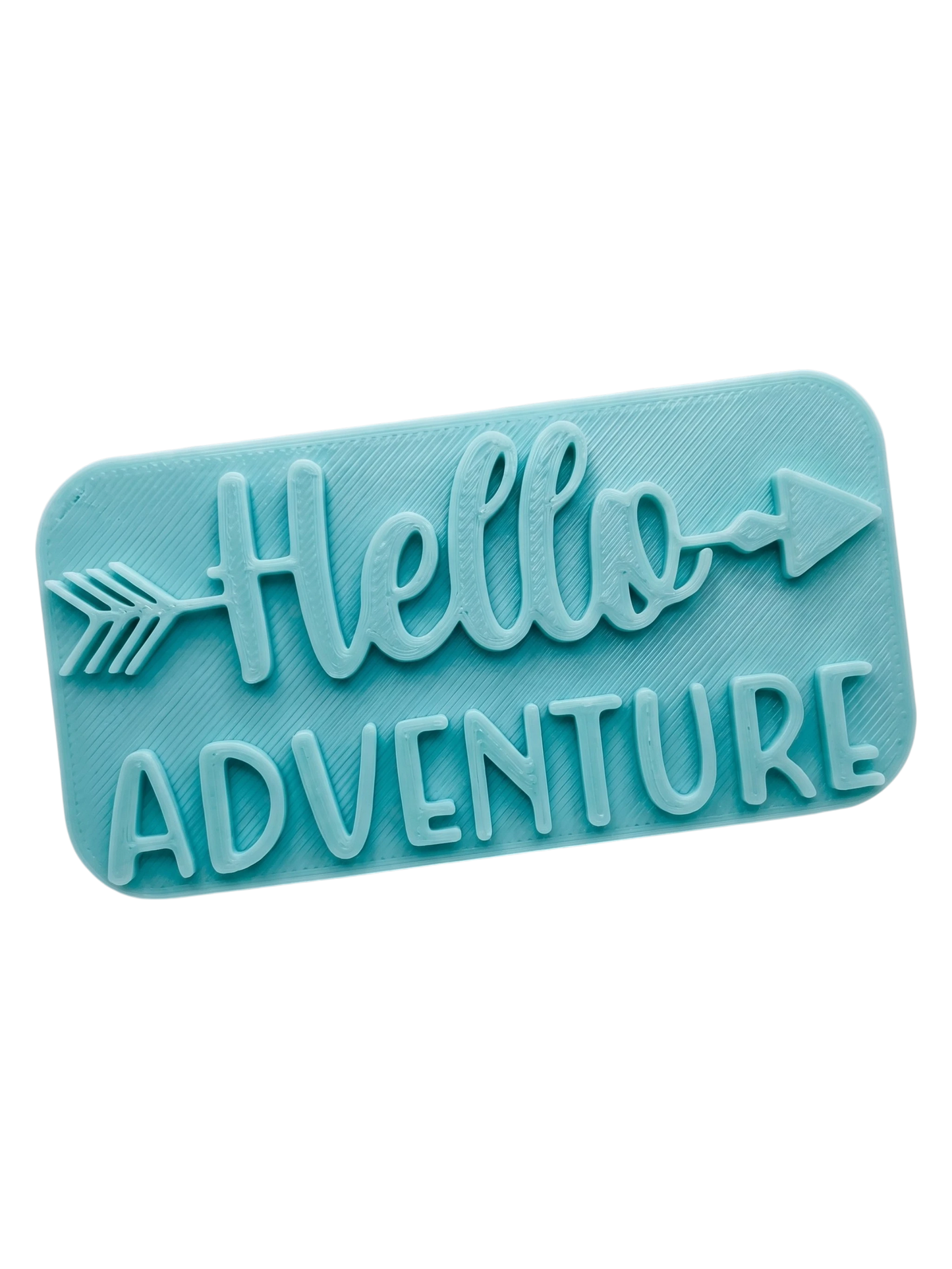 Blaugrüner Textstempel für Ton mit dem Spruch 'Hello Adventure' und einem dekorativen Pfeil-Element. Stabiles Töpferwerkzeug für saubere Abdrücke in Keramik.