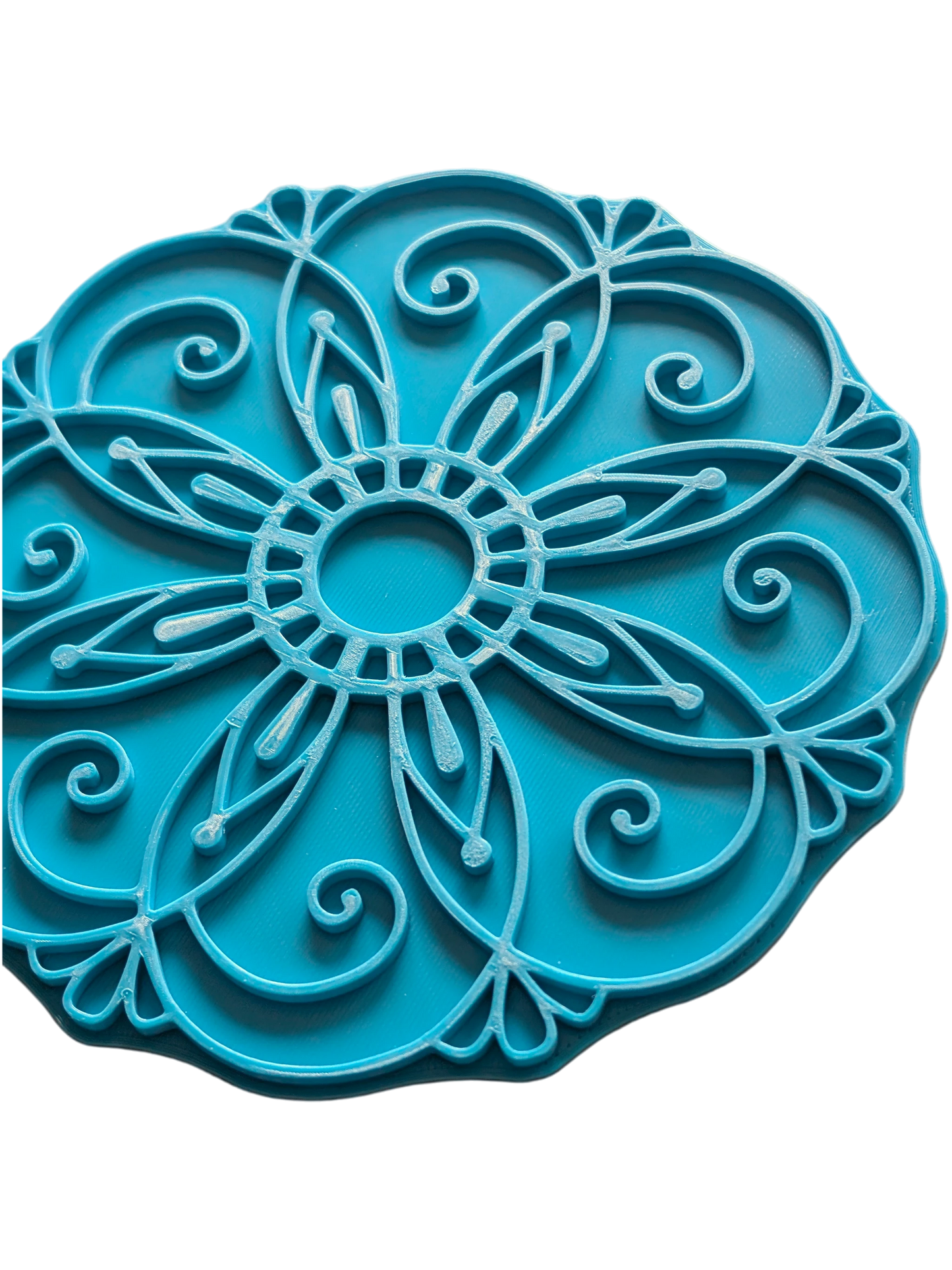 Nahaufnahme des türkisfarbenen Keramikstempels mit floralem Mandala-Muster. Der detailreiche Prägestempel zeigt feine Linien und Bögen für perfekte Abdrücke im Ton.