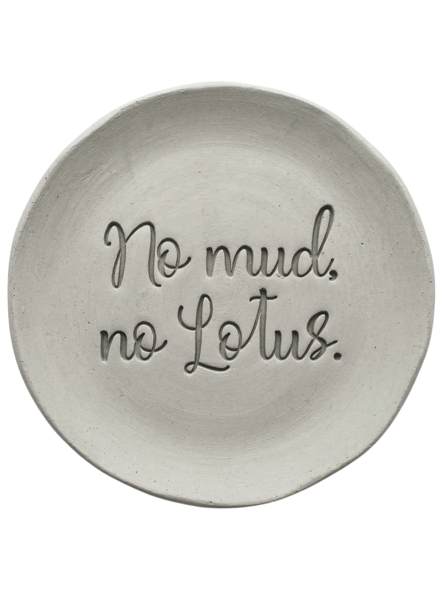 Sauberer Stempelabdruck des englischen Spruchs 'No mud, no Lotus' in einer runden Tonplatte. Filigranes Relief für Töpferprojekte, gestaltet mit einem MinseArt Keramikstempel.