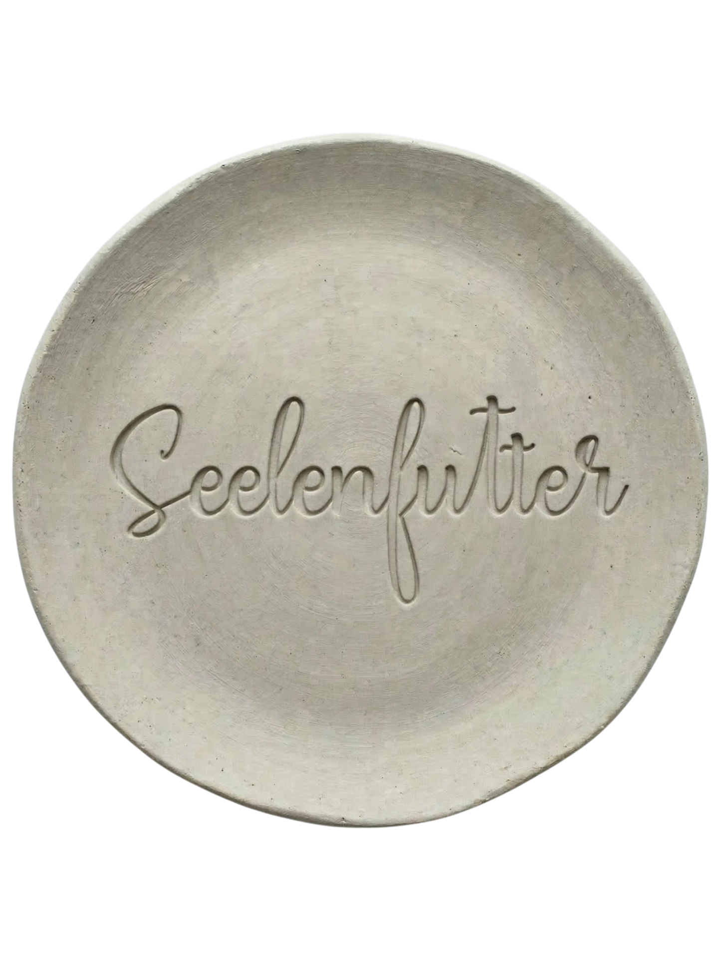 Eleganter Stempelabdruck in Schreibschrift mit dem Wort 'Seelenfutter' auf einem runden Tonteller. Hochwertiges Relief-Ergebnis für Keramikprojekte, erstellt mit einem MinseArt Keramikstempel.