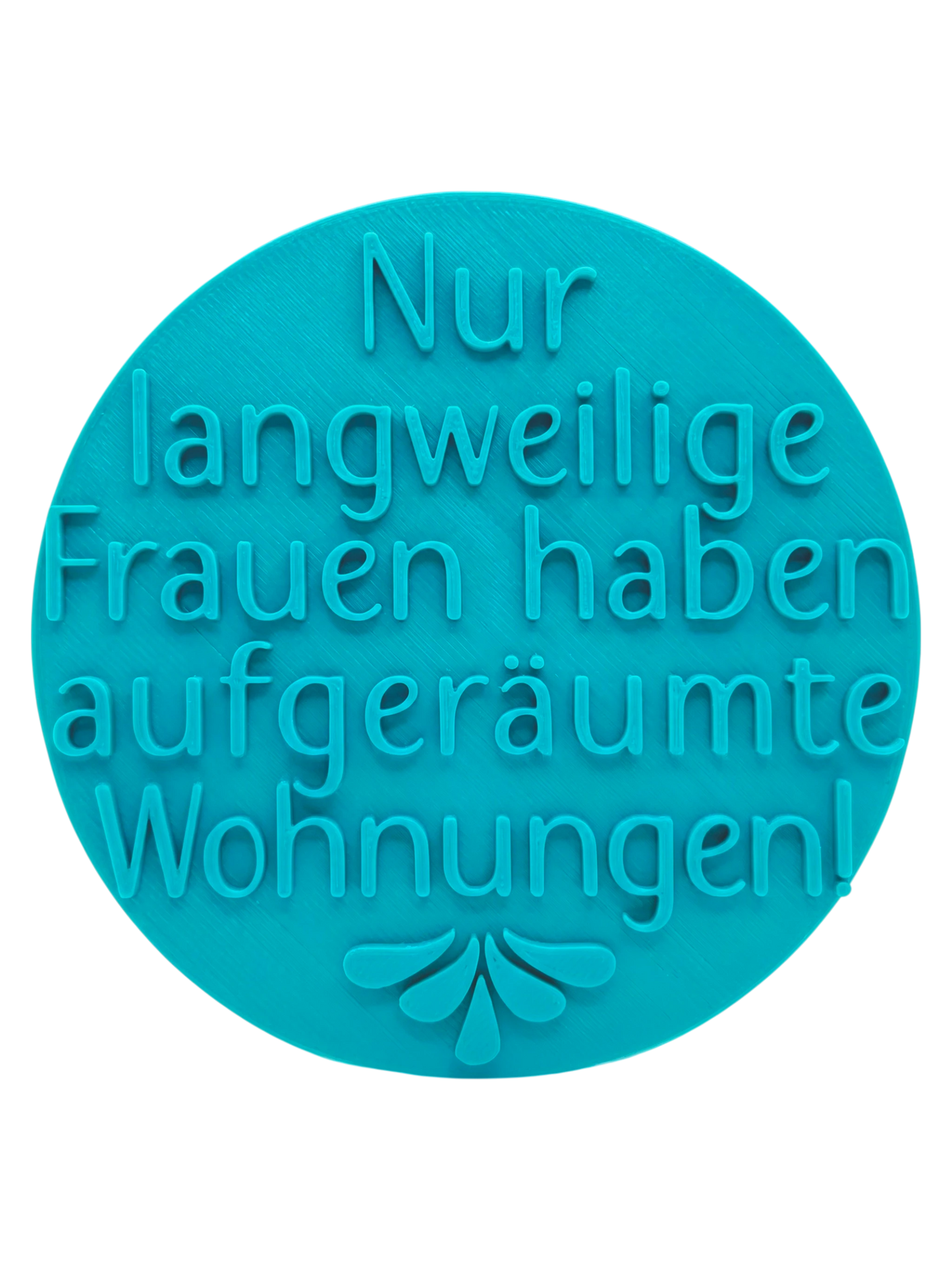 Türkisfarbener, runder Keramikstempel für Ton mit dem humorvollen Spruch über aufgeräumte Wohnungen. Hochwertiges Töpferzubehör für klare Textprägungen.