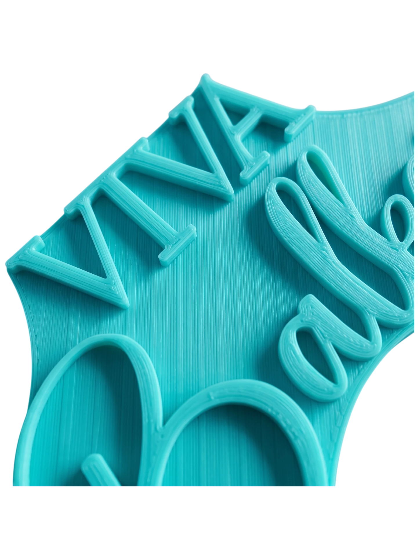 Makroaufnahme des Schriftzugs Viva Balkonia. Die präzisen Konturen machen diesen Textstempel perfekt für kreative Arbeiten mit Kaltporzellan oder Ton.