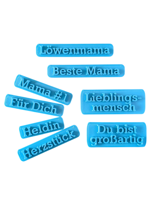 Keramikstempel von MinseArt mit verschiedenen Schriftzügen wie „Löwenmama“, „Lieblingsmensch“ und „Herzstück“. Detailreiches Töpferwerkzeug für präzise Konturen in Ton, ideal als Töpfer-Idee für handgefertigte Geschenke und dein nächstes Projekt.