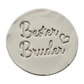 Handgemachte Töpfer-Idee für Geschwister: Ton-Anhänger mit dem MinseArt Keramikstempel 'Bester Bruder' und kleinem Herz. Präziser Abdruck in hellem Ton, ideal als persönliches DIY-Geschenk oder Schlüsselanhänger aus Keramik.