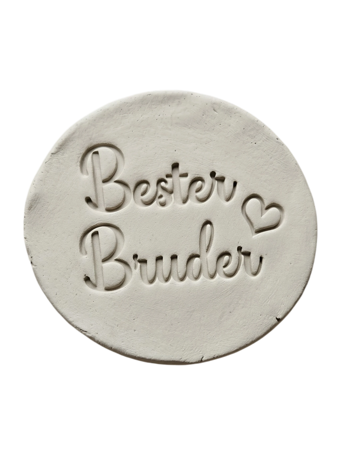 Handgemachte Töpfer-Idee für Geschwister: Ton-Anhänger mit dem MinseArt Keramikstempel 'Bester Bruder' und kleinem Herz. Präziser Abdruck in hellem Ton, ideal als persönliches DIY-Geschenk oder Schlüsselanhänger aus Keramik.