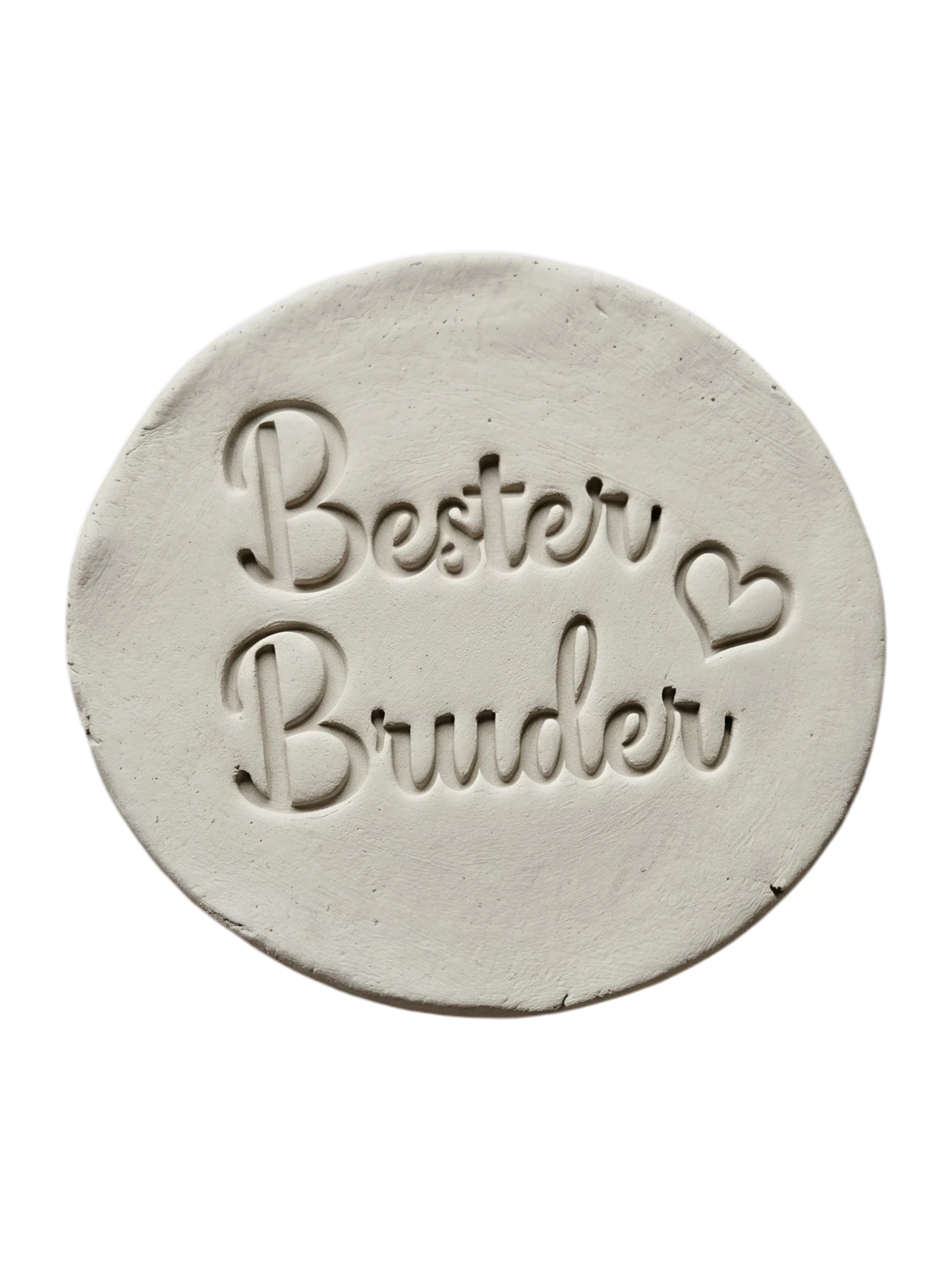 Handgemachte Töpfer-Idee für Geschwister: Ton-Anhänger mit dem MinseArt Keramikstempel 'Bester Bruder' und kleinem Herz. Präziser Abdruck in hellem Ton, ideal als persönliches DIY-Geschenk oder Schlüsselanhänger aus Keramik.