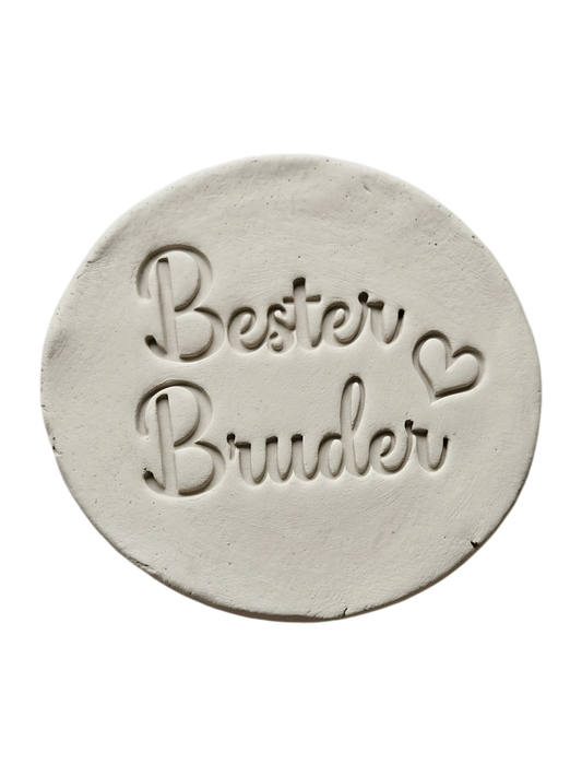 Handgemachte Töpfer-Idee für Geschwister: Ton-Anhänger mit dem MinseArt Keramikstempel 'Bester Bruder' und kleinem Herz. Präziser Abdruck in hellem Ton, ideal als persönliches DIY-Geschenk oder Schlüsselanhänger aus Keramik.
