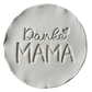 Präziser Stempelabdruck „Danke MAMA“ mit Herz-Detail in weißem Ton. Hochwertiger Keramikstempel von MinseArt für tiefe, saubere Konturen – eine kreative Töpfer-Idee für handgefertigte Geschenke zum Muttertag und dein nächstes Projekt.