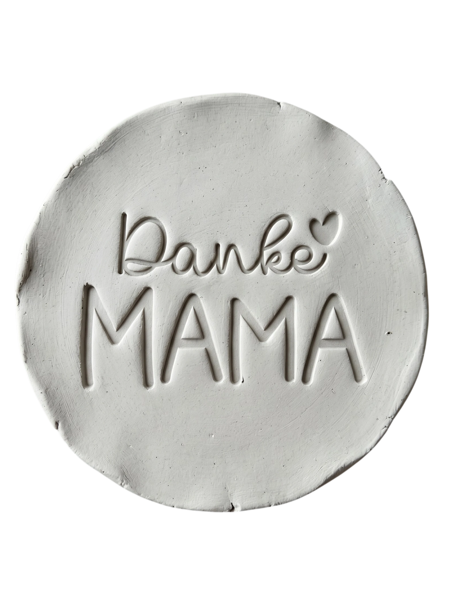 Präziser Stempelabdruck „Danke MAMA“ mit Herz-Detail in weißem Ton. Hochwertiger Keramikstempel von MinseArt für tiefe, saubere Konturen – eine kreative Töpfer-Idee für handgefertigte Geschenke zum Muttertag und dein nächstes Projekt.