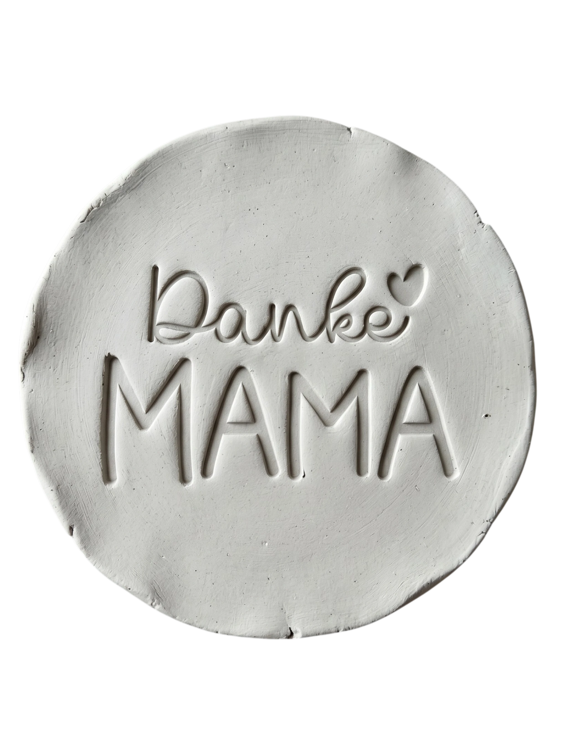 Präziser Stempelabdruck „Danke MAMA“ mit Herz-Detail in weißem Ton. Hochwertiger Keramikstempel von MinseArt für tiefe, saubere Konturen – eine kreative Töpfer-Idee für handgefertigte Geschenke zum Muttertag und dein nächstes Projekt.