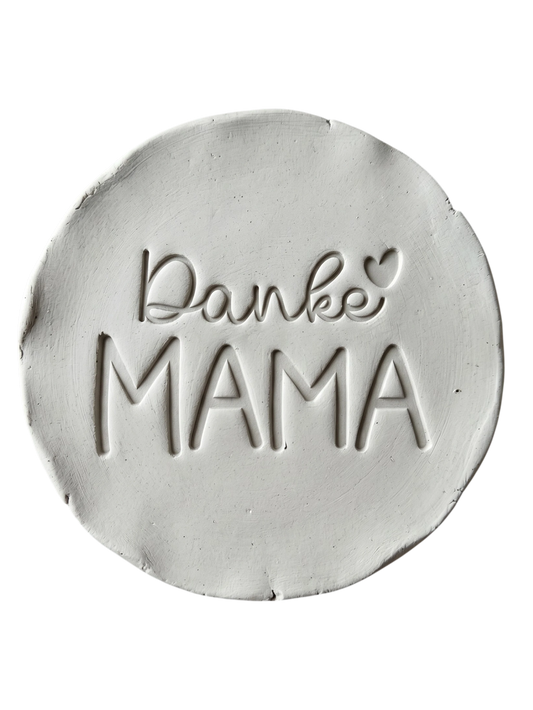 Präziser Stempelabdruck „Danke MAMA“ mit Herz-Detail in weißem Ton. Hochwertiger Keramikstempel von MinseArt für tiefe, saubere Konturen – eine kreative Töpfer-Idee für handgefertigte Geschenke zum Muttertag und dein nächstes Projekt.