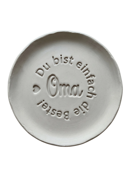 Detailreicher Stempelabdruck „Du bist einfach die Beste! Oma“ mit Herz-Icon in weißem Ton. Hochwertiger Keramikstempel von MinseArt für präzise Konturen – eine kreative Töpfer-Idee für handgefertigte Geschenke und dein nächstes Projekt.