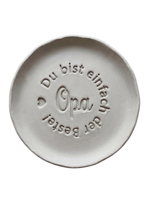 Präziser Stempelabdruck „Du bist einfach der Beste! Opa“ mit Herz-Icon in weißem Ton. Hochwertiger Keramikstempel von MinseArt für tiefe Konturen – eine kreative Töpfer-Idee für handgefertigte Geschenke und dein nächstes Projekt.