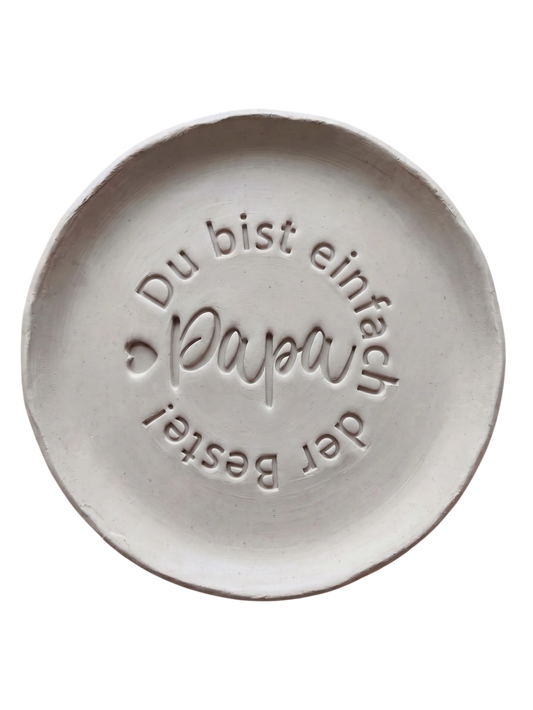 Detailreicher Stempelabdruck „Du bist einfach der Beste! Papa“ mit Herz-Icon in weißem Ton. Hochwertiger Keramikstempel von MinseArt für tiefe, präzise Konturen – eine kreative Töpfer-Idee für handgefertigte Geschenke zum Vatertag und dein nächstes Projekt.