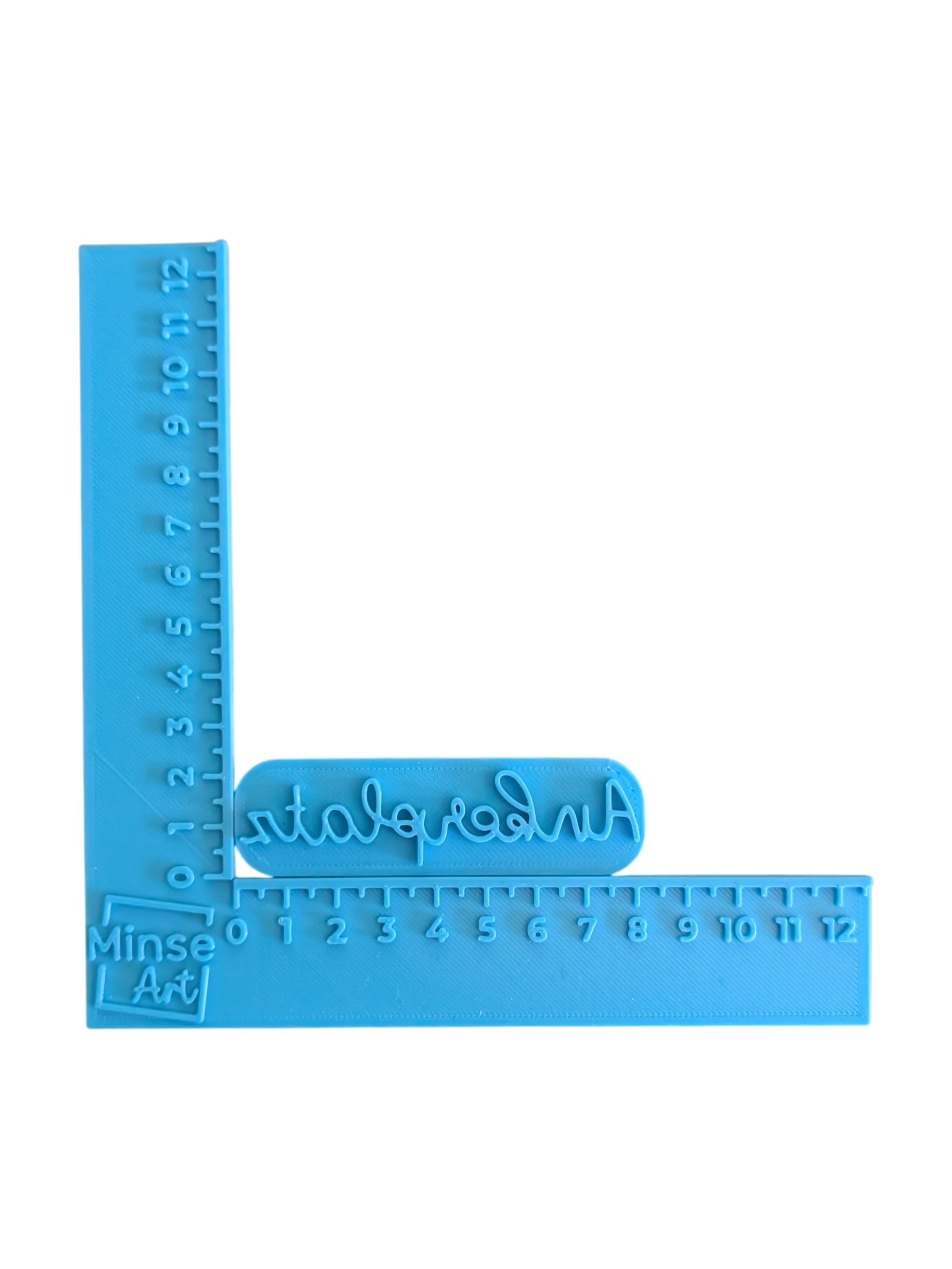 Der Tonstempel 'Ankerplatz' abgebildet an einem Maßband, um die genauen Proportionen des Töpferwerkzeugs zu verdeutlichen. Ideal für passgenaue Keramikprojekte.