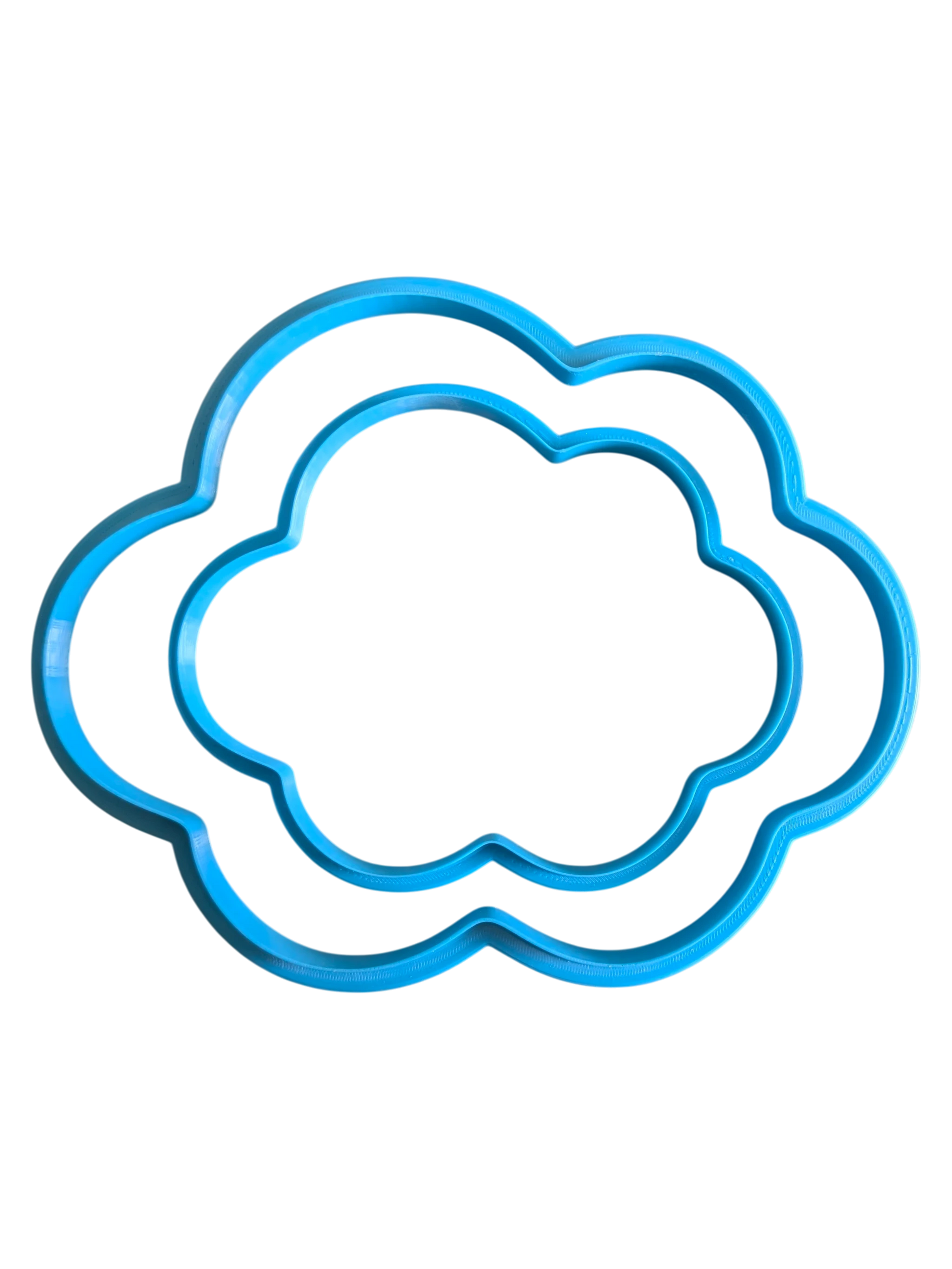 Zwei blaue Ausstechformen in Wolkenform für Ton und Keramik. Hochwertiges Töpferwerkzeug von MinseArt in verschiedenen Größen für kreative Projekte.