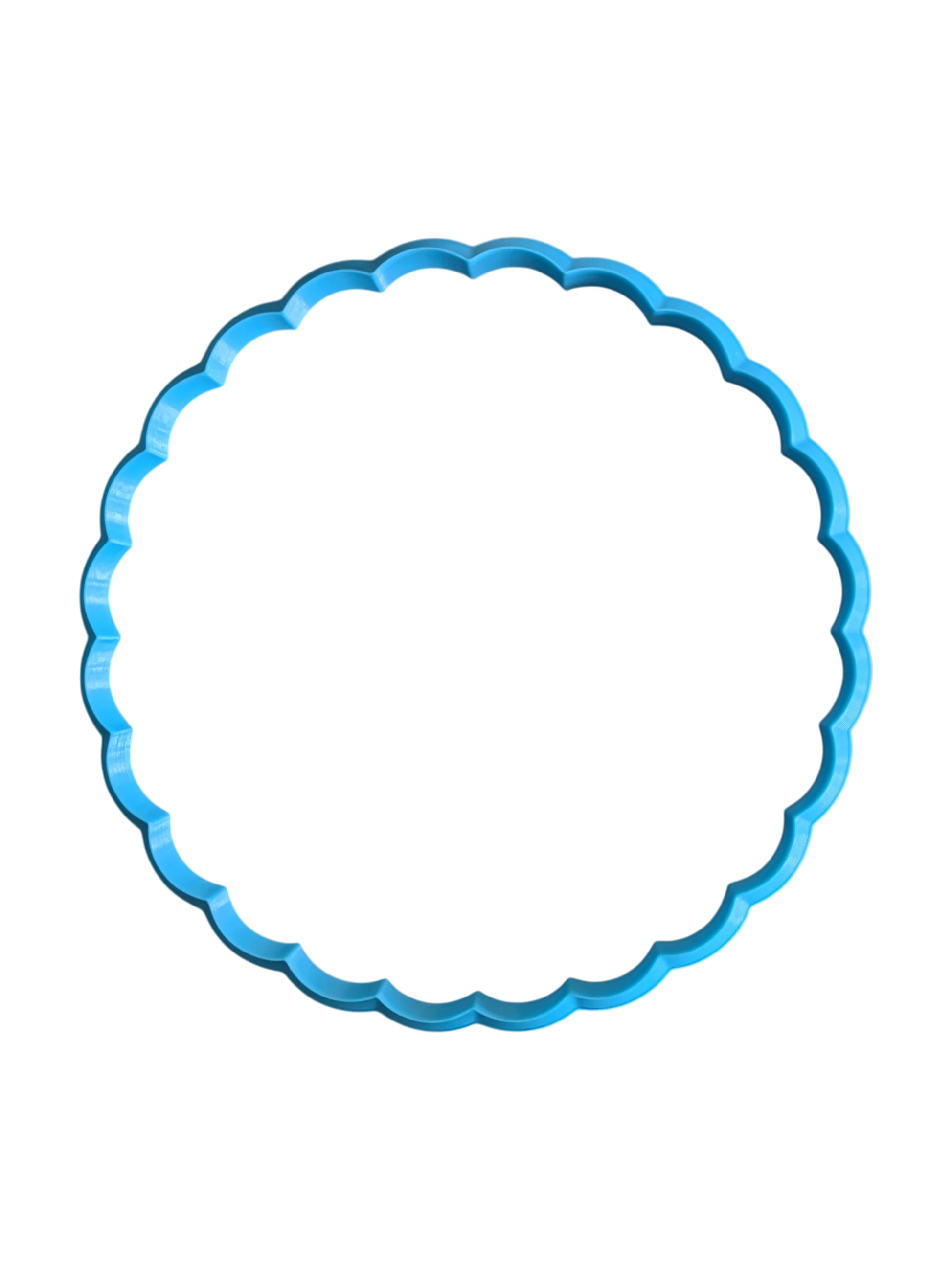 Draufsicht auf den türkisfarbenen Ausstecher in Blumenform. Hochwertiges Töpferwerkzeug aus stabilem Material, ideal für dekorative florale Untersetzer und Schälchen aus Ton.