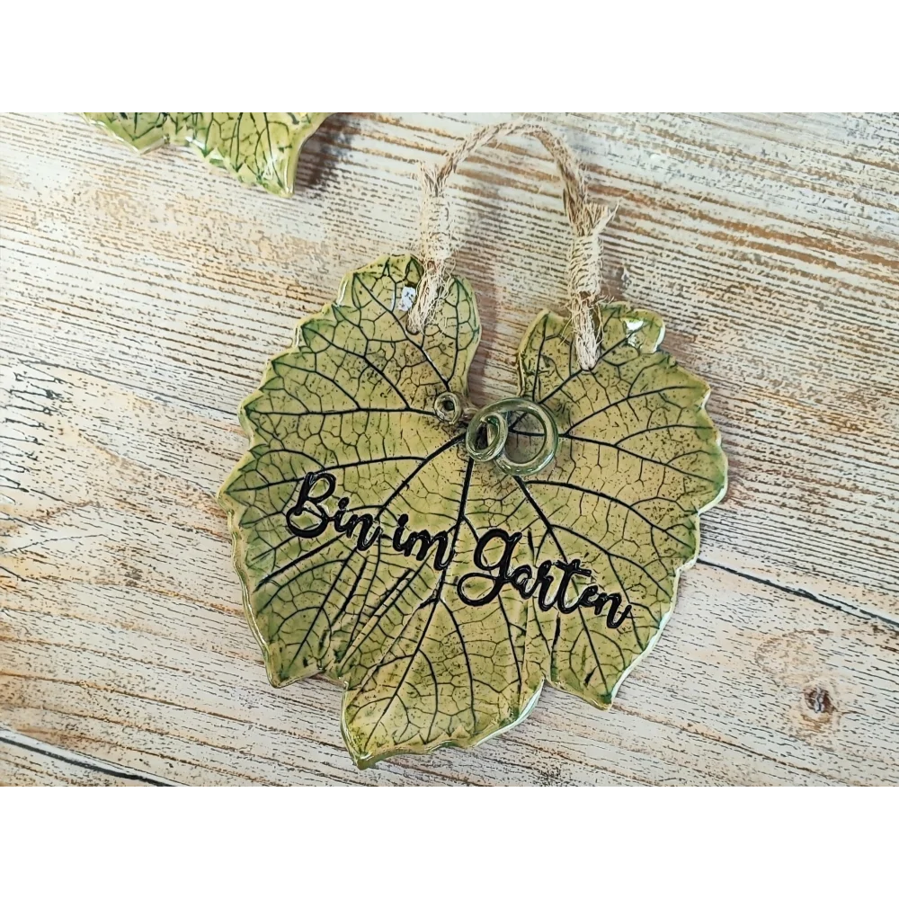 Bin im Garten -Keramikschild