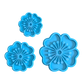 Detailansicht der drei blauen floralen Keramikstempel nebeneinander zur Verdeutlichung der Prägetiefe.