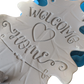 Präziser Stempelabdruck 'Welcome Home' in Eichenblatt-Form. Der Prägestempel sorgt für tiefe, saubere Konturen im Ton.