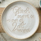 Ein fertig glasiertes Keramikschälchen mit dem eingestempelten Spruch 'Glück beginnt da, wo man die Zeit vergisst'. Die helle Glasur betont das tiefe Relief des MinseArt Textstempels.