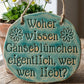 Fertig glasierter Keramik-Anhänger in Türkis mit Gänseblümchen-Spruch vor echtem Blumenhintergrund. Das Beispiel zeigt die detailreiche Tiefenwirkung des MinseArt Textstempels.