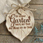 Handgefertigtes, glasiertes Keramikschild mit tiefem Stempelabdruck eines Gartenspruchs, dekoriert auf rustikalem Holz. Ein wunderschönes Projekt für echte Töpfer-Fans.