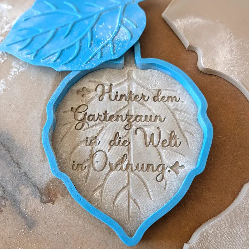 Hinter dem Gartenzaun ist die Welt in Ordnung - Töpferstempel - Spruchstempel