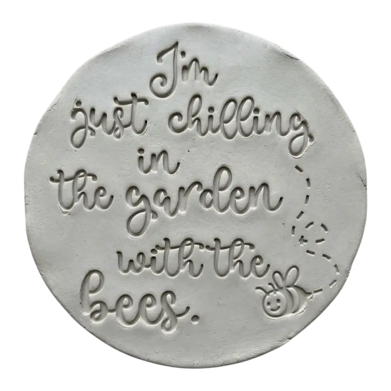 Im just chilling in the garden with the bees - Spruch Töpferstempel neues Design - Spruchstempel