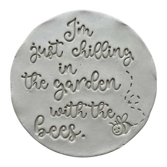 Im just chilling in the garden with the bees - Spruch Töpferstempel neues Design - Spruchstempel
