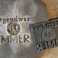 Irgendwas ist immer - Prägestempel mit Positionierungshilfe - Spruchstempel