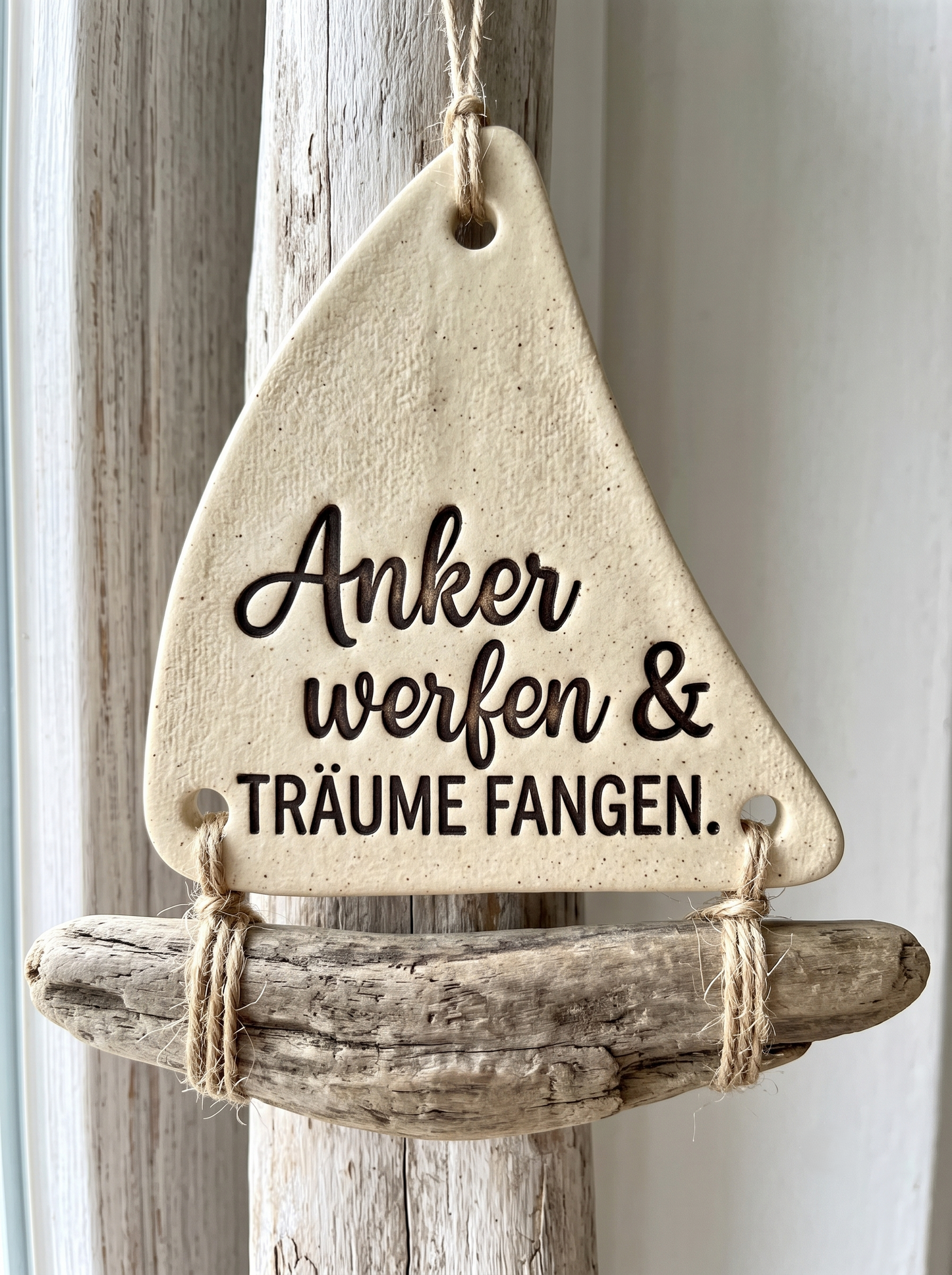 Anwendungsbeispiel des Textstempels auf einem maritimen Keramik-Segelboot mit Treibholz. Hinweis: Verkauft wird hier ausschließlich das Töpferwerkzeug, nicht die fertige Keramik.