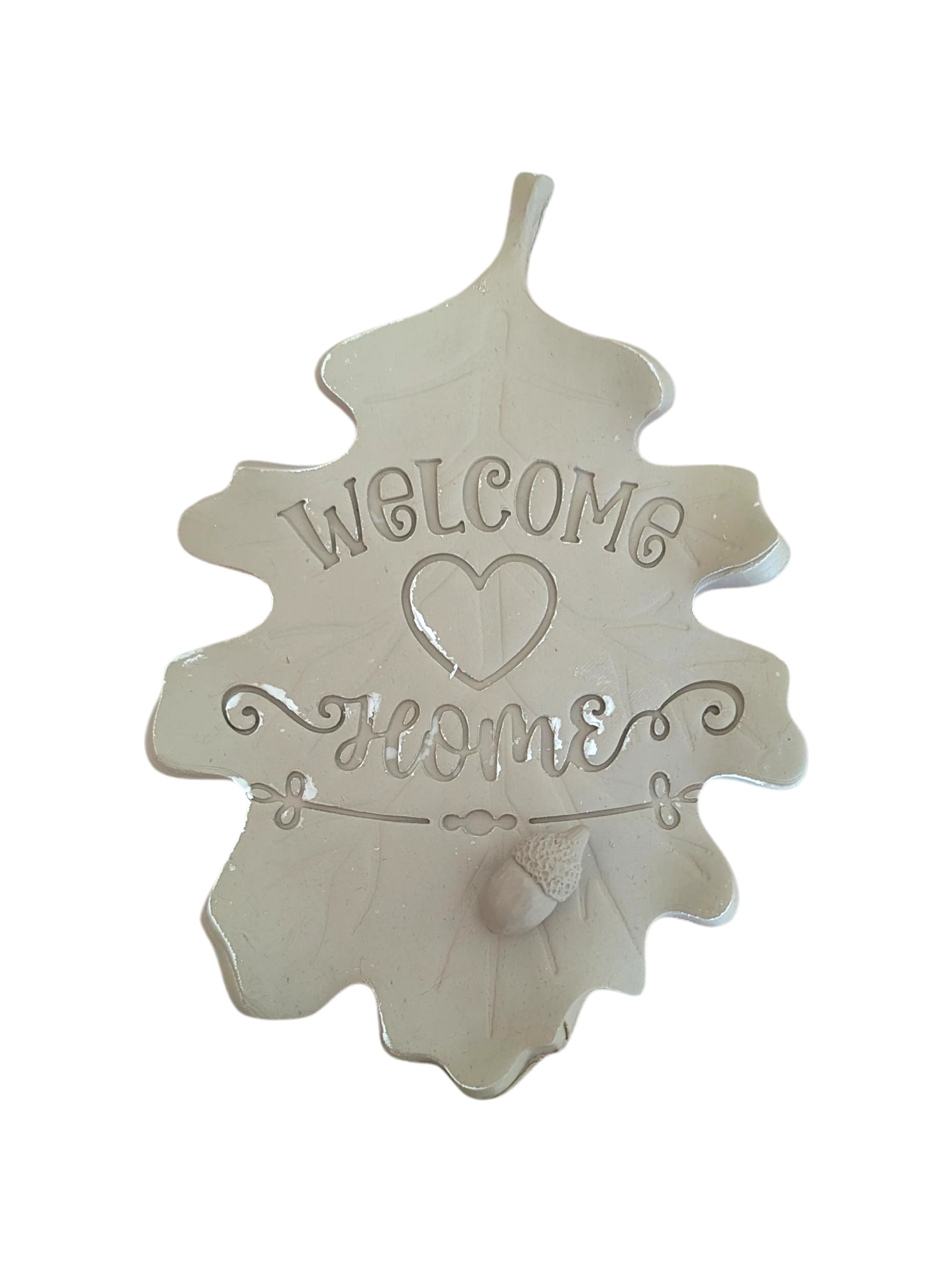 Glasiertes Keramikschild in Blattform mit eingestempeltem 'Welcome Home' Spruch und kleiner Eichel-Applikation. Eine kreative Töpfer-Idee für den Eingangsbereich.