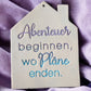 Handgefertigtes Keramik-Haus als Anhänger mit eingestempeltem Spruch. Die blau-violette Glasur betont das tiefe Relief des MinseArt Textstempels auf hellem Ton.