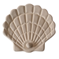 Freigestelltes Bild einer handgeformten, hellen Muschelschale aus Ton mit einer kleinen Perle im Inneren, isoliert auf weißem Hintergrund.