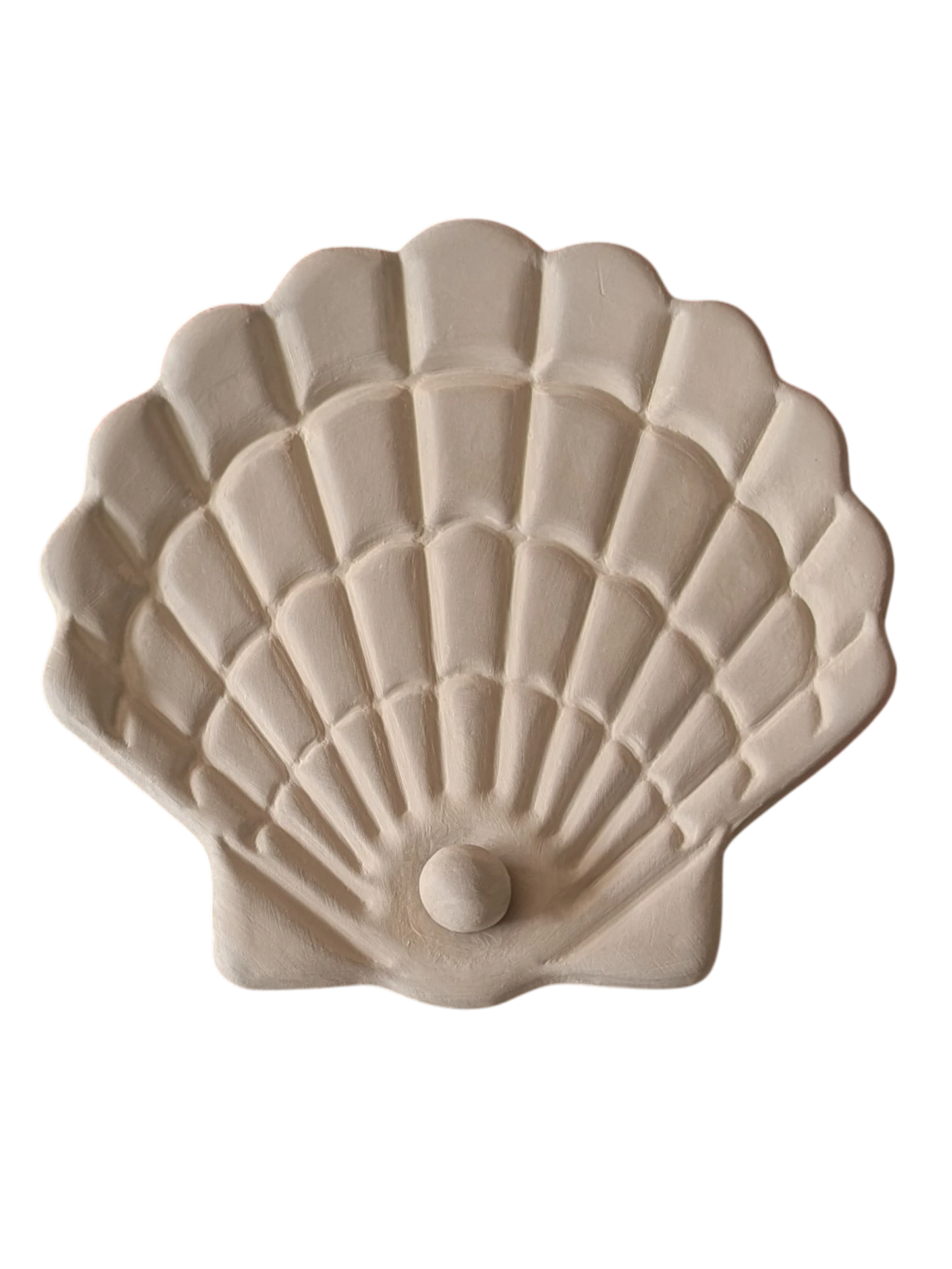 Freigestelltes Bild einer handgeformten, hellen Muschelschale aus Ton mit einer kleinen Perle im Inneren, isoliert auf weißem Hintergrund.