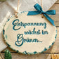 Glasiertes Ergebnis: Garten-Deko Schild „Entspannung wächst im Grünen. Mit dem Keramikstempel von MinseArt.