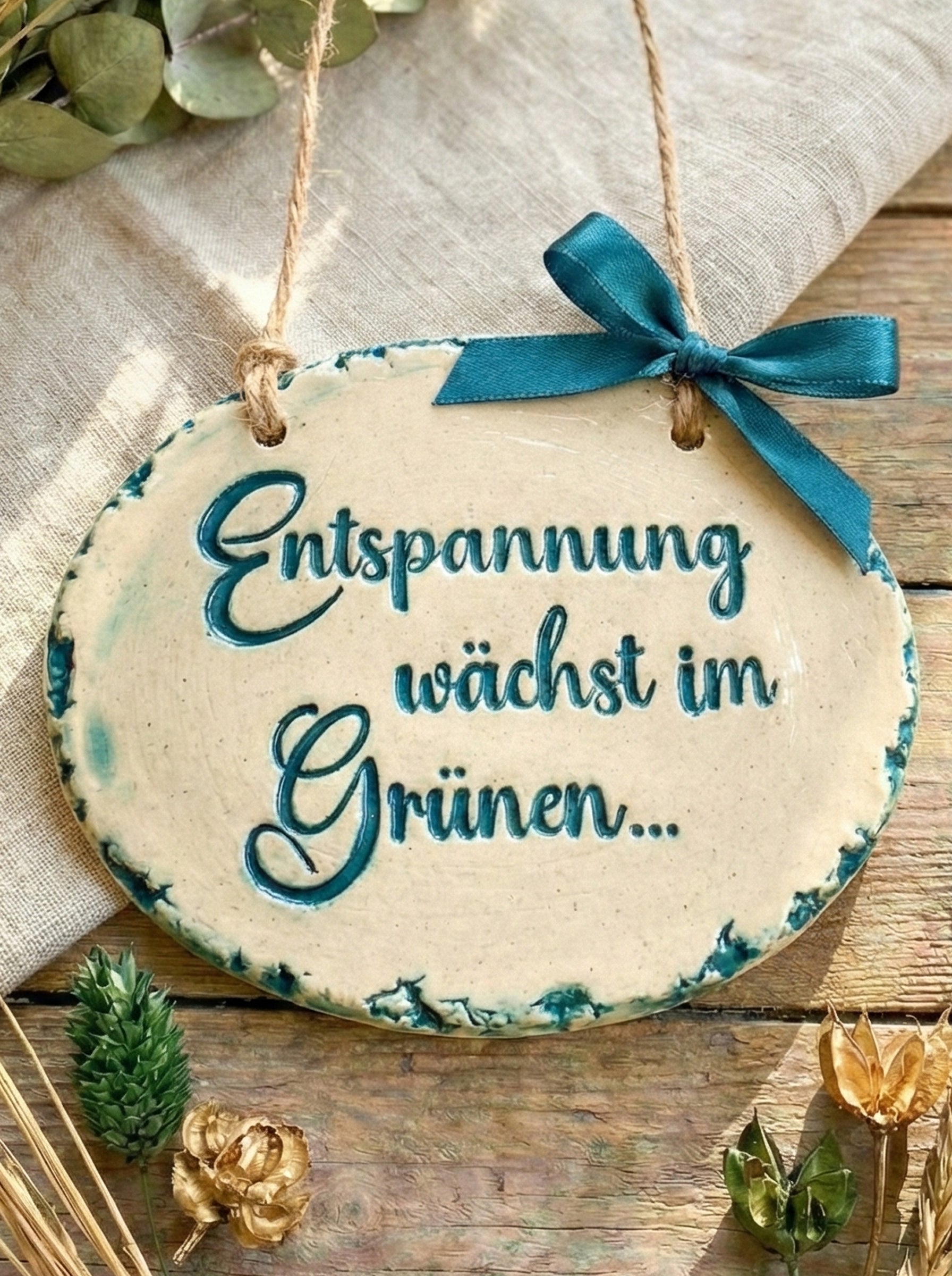 Glasiertes Ergebnis: Garten-Deko Schild „Entspannung wächst im Grünen. Mit dem Keramikstempel von MinseArt.