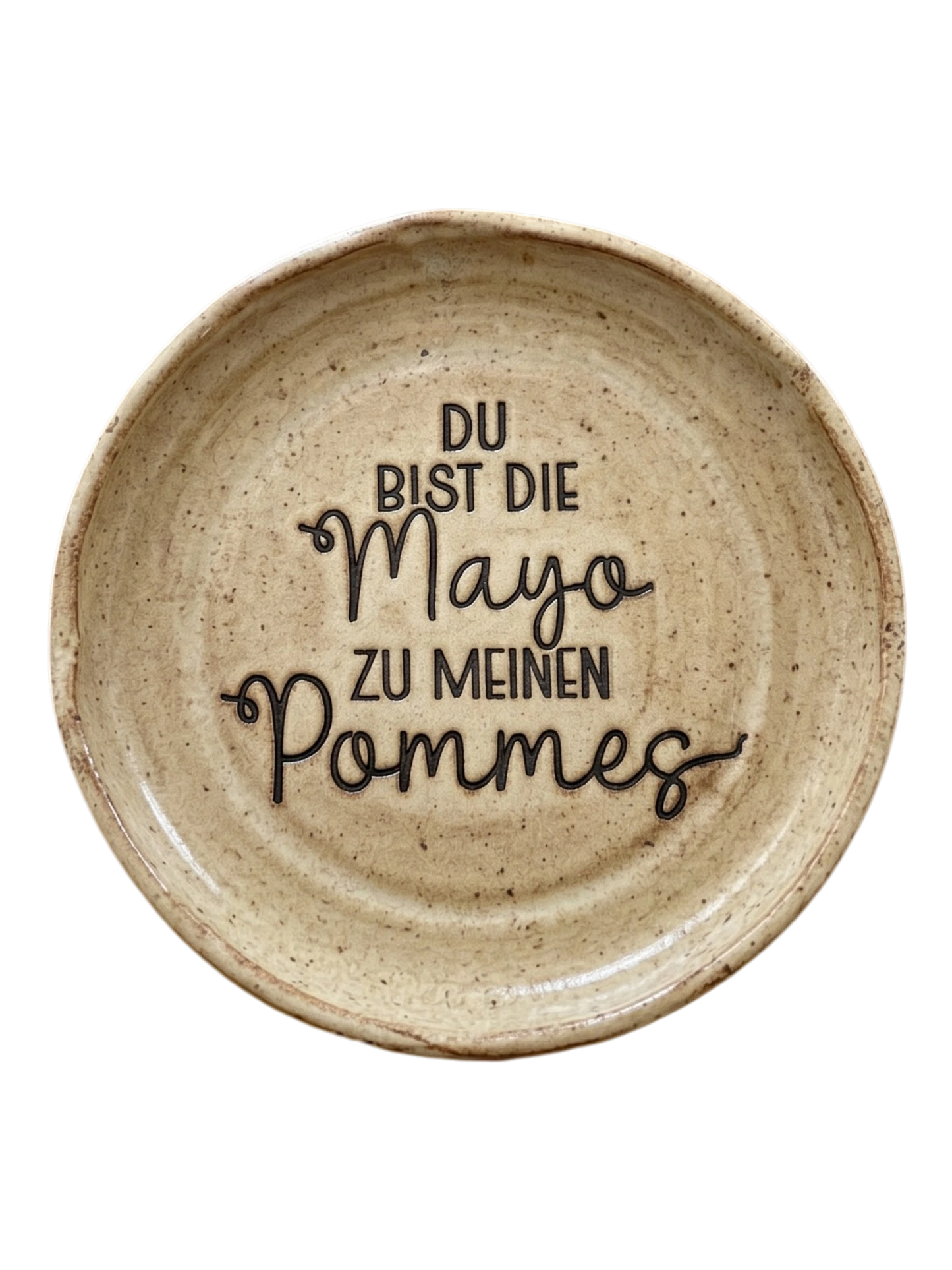 Handgemachter, hellbraun glasierter Keramikteller mit dem tief eingestempelten Spruch 'Du bist die Mayo zu meinen Pommes'. Eine liebevolle und kreative Töpfer-Idee.