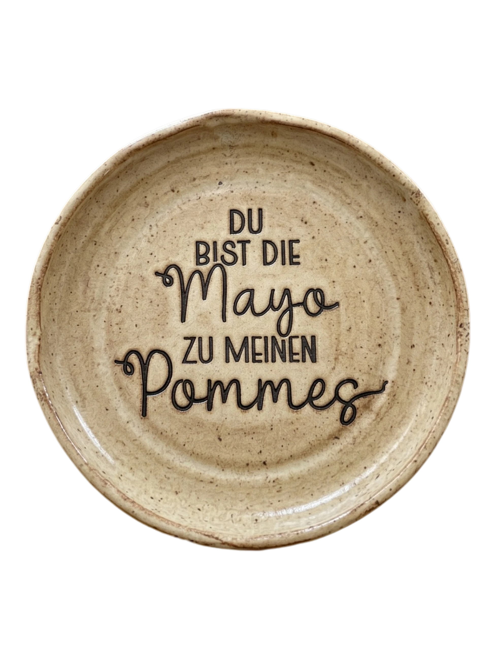 Handgemachter, hellbraun glasierter Keramikteller mit dem tief eingestempelten Spruch 'Du bist die Mayo zu meinen Pommes'. Eine liebevolle und kreative Töpfer-Idee.