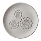 Runder Tonabdruck mit drei tief geprägten floralen Blüten-Motiven aus dem Tonstempel 3er-Set von MinseArt.