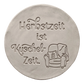 Runder Tonabdruck mit dem tief geprägten Spruch Herbstzeit ist Kuschelzeit und gemütlichem Sessel-Motiv von MinseArt.