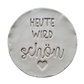 Freigestellter runder Tonabdruck mit tief geprägtem Spruch Heute wird schön und Herz ohne Hintergrund von MinseArt.